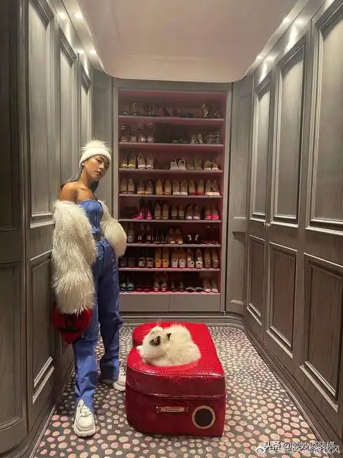 晒晒歌手吉克隽逸的豪宅,打造芭比粉的化妆间,太浮夸了_设计_风格