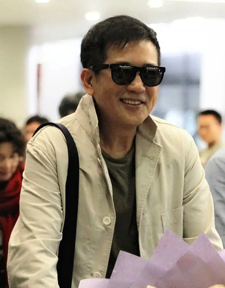 72岁"潮老头"秦汉晒照,身材让年轻人自叹不如,真的帅了一辈子