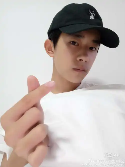 [tfboys][新闻]160715 易烊千玺深夜更博 爱心手势贺开博三周年