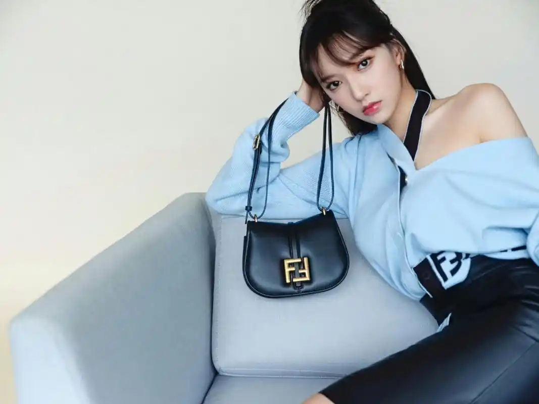 程潇的身材比例非常好,腰部非常细,腿部非常长,这让她看起来非常高挑.