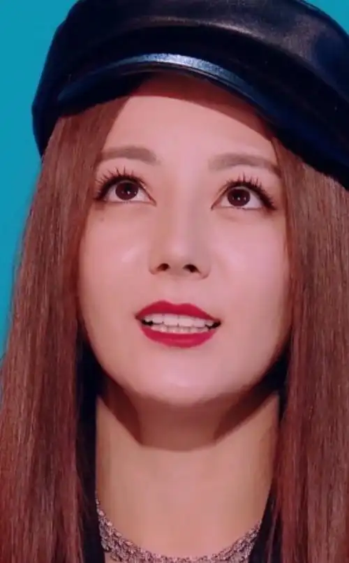 迪丽热巴的脖子看起来好奇怪啊