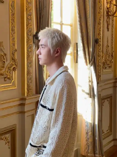 王一博超话香家少年的live花絮随拍,不一样的视觉角度记录时装周行程