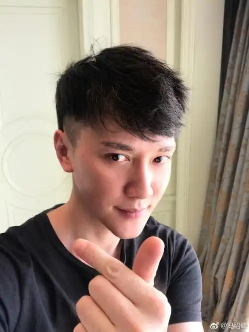 冯绍峰比心庆个人官网十周年:感谢陪伴 - 今日推荐 - 环球娱乐在线