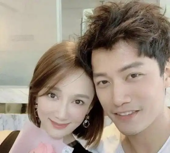 陈乔恩也紧随其后,在恋爱综艺里认识了马来西亚华侨艾伦,两人最终修成