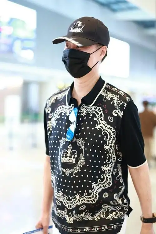 范涛比女儿范冰冰还高调休闲装扮看着挺减龄珠光宝气更显贵