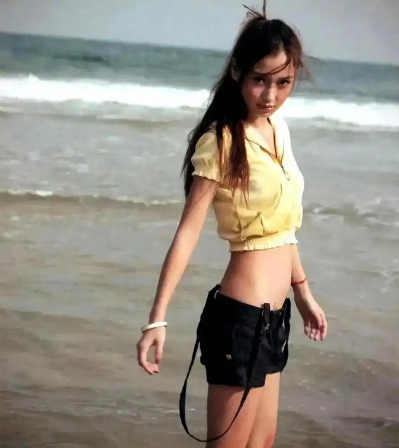 看了杨颖早期的照片, 那时她还是小麦肤色, 多健康的颜色.