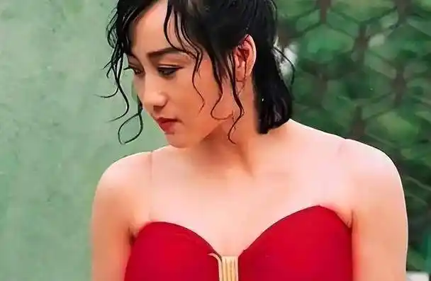 利智早期电影,剧中身穿"泳衣"出演这样的剧情,成为了经典镜头_李智_角