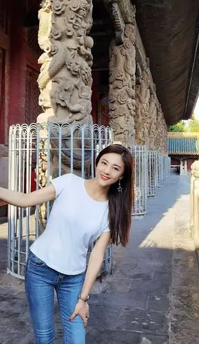 玖月奇迹王小玮近照曝光 白t搭配牛仔裤简约大方