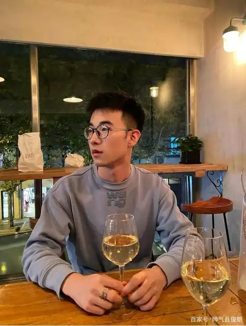 这种戴眼镜的男孩子软萌又可爱