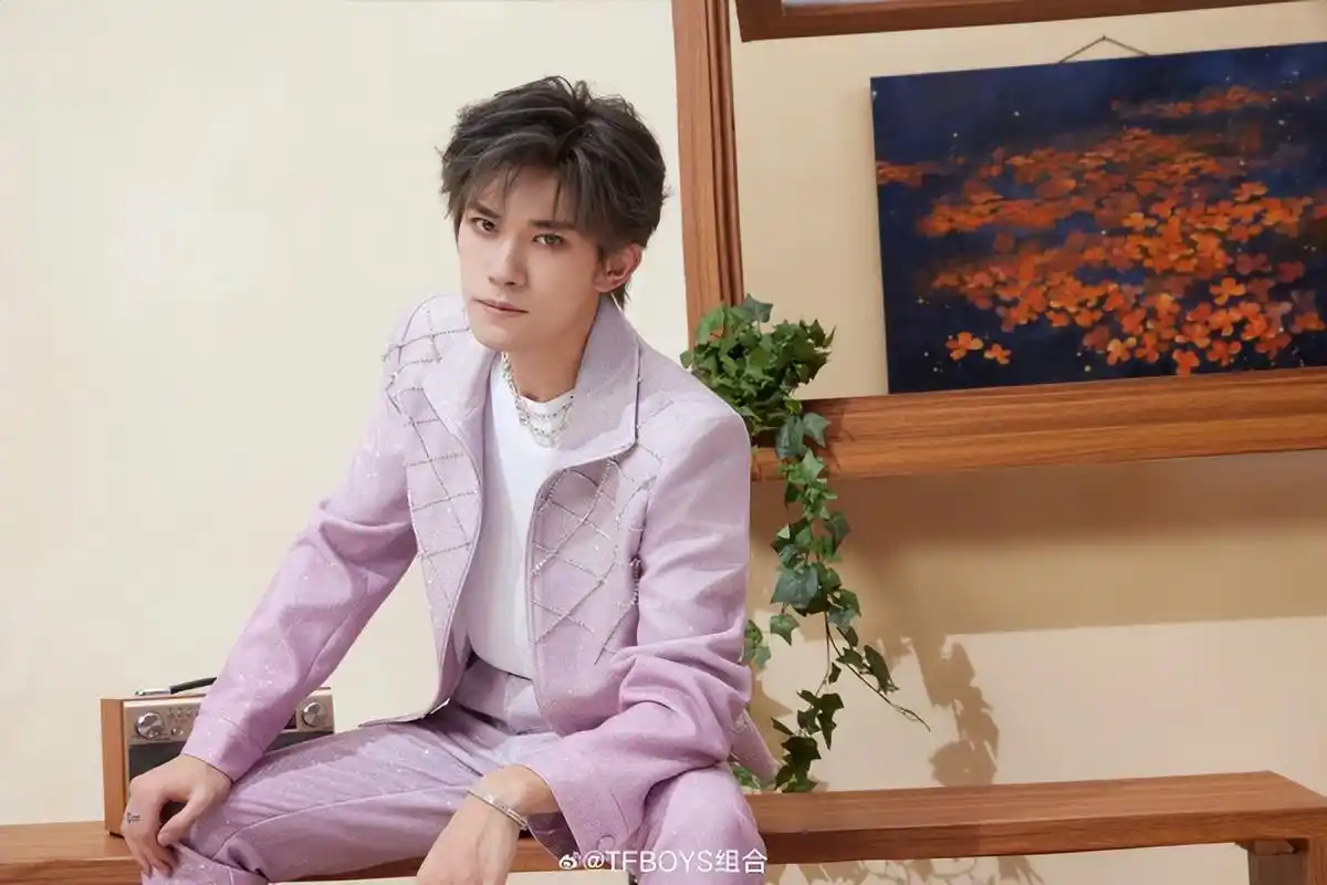 tfboys再晒三人写真:王俊凯搂王源,易烊千玺亲密合照