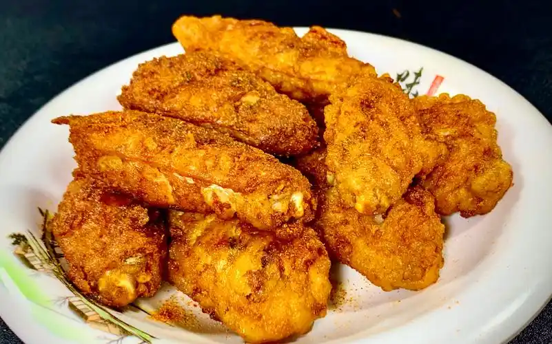 年夜饭做上这样一道鸡中翅,小孩吃完不停舔手指,外酥里嫩非常香