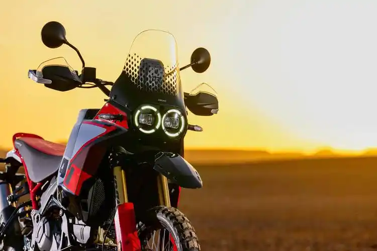 户外特写:杜卡迪 2024 desertx rally 沙漠 x 拉力版(1)_搜狐汽车