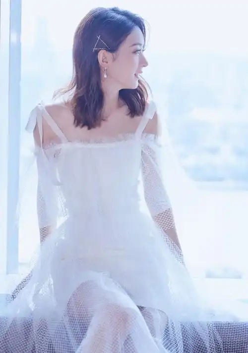 穿婚纱裙的赵丽颖太美了仙气满满惹人爱难怪冯绍峰娶她
