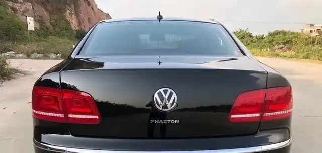 230万的辉腾开8年车主低调抠掉w12标客户打开车门时连连夸赞