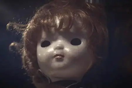 鬼玩偶令人毛骨悚然的邪恶的旧破脏废弃娃娃作为万圣节的概念照片