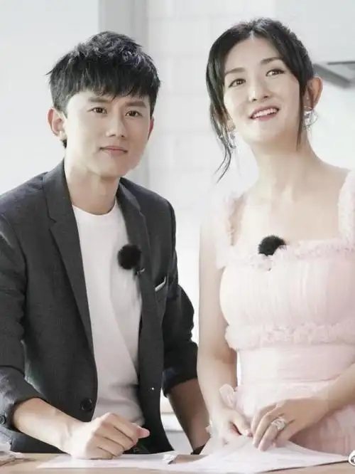 湖南主持人好爱劈叉!穿旗袍秀大尺度动作引热议,谢娜被疑怀三胎