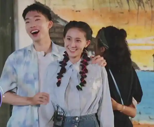 于家翊太会谈恋爱了,不经意的与张豆豆牵手拥抱,像巧克力一样甜