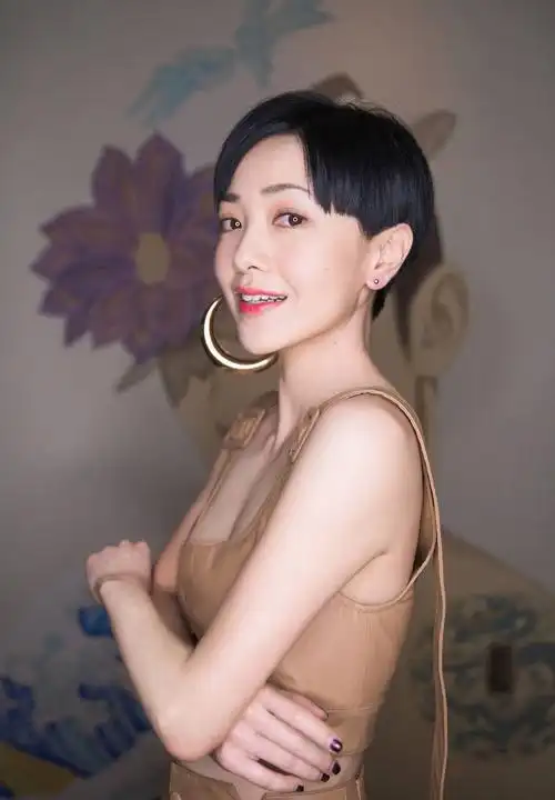 有一种气质穿搭叫郭采洁的look,开春咱要跟风的节奏!