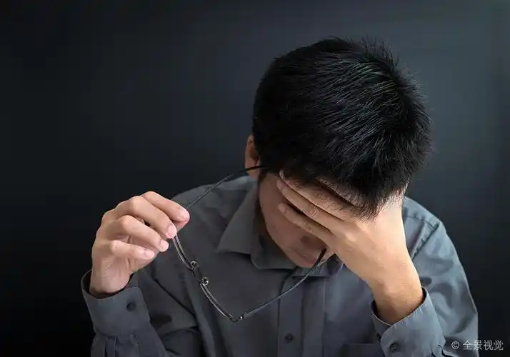 烦恼_亚洲人_商务_男人_商务人士_压力_疲惫_不安_烦乱_高清图片_全景