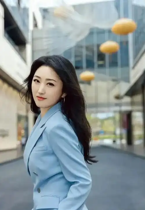 52岁杨钰莹晒最新美照,一袭蓝色西装套装穿搭,优雅