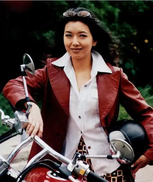 回顾江珊:与高曙光闪婚,和靳东姐弟恋,如今被新丈夫宠成宝