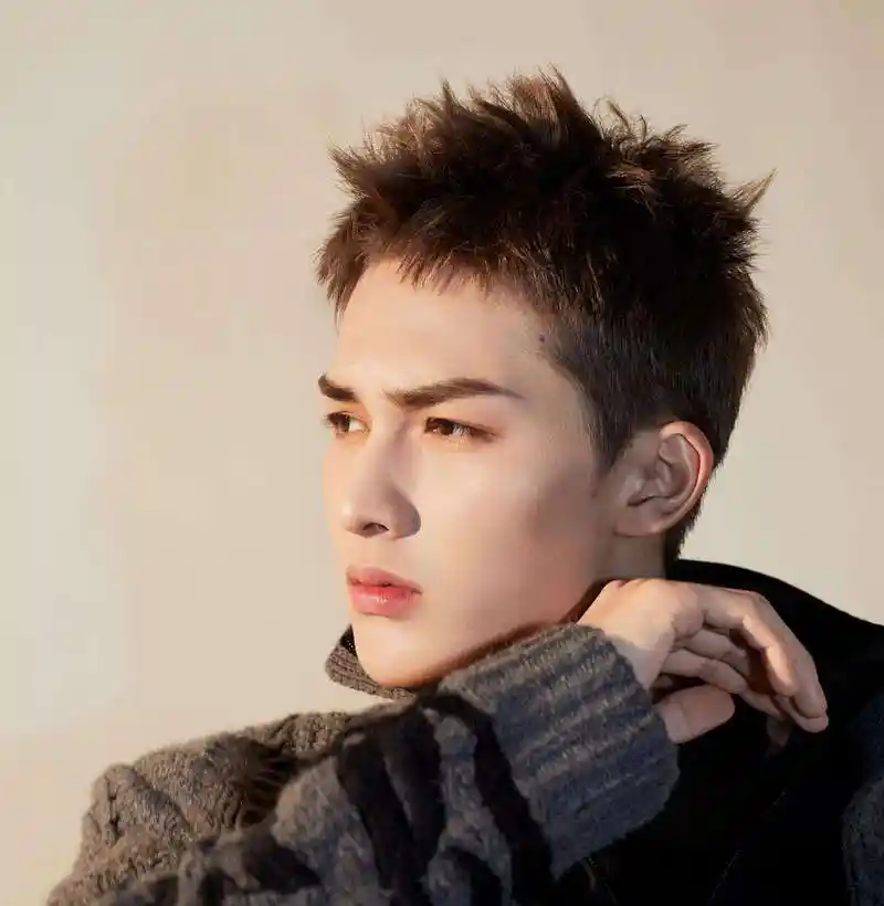 朱正延可以说是气质型男神了,这张照片中的他非常的帅气,眼神特别的