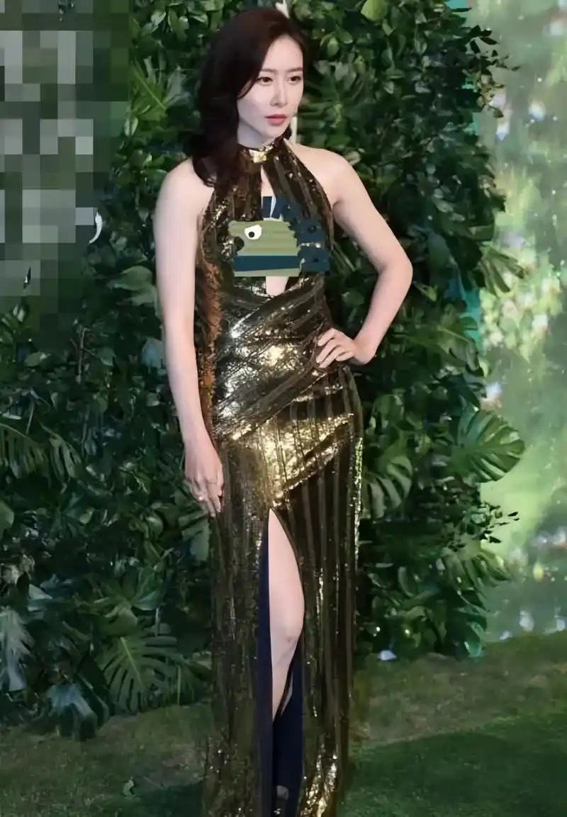 毛俊杰依旧保持着她的漂亮迷人,气质状态依然维持得非常出色.