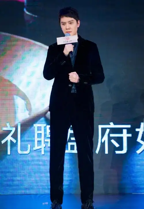 冯绍峰黑色西装帅气活动照图片