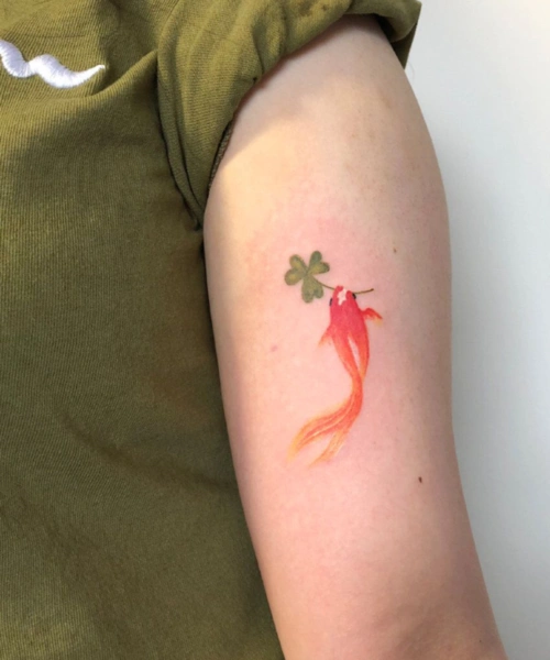 女生各部位锦鲤纹身图集为你增添一丝灵气13