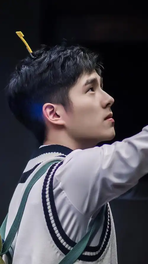 明星 头像 背景 男生 刘昊然