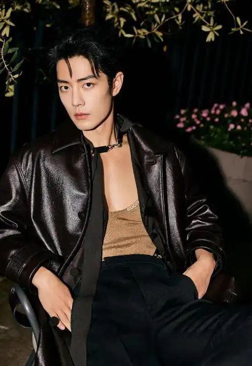 我们不仅能看到铁扣环在肖战的脖子上,也能看到领带躺在他的胸口