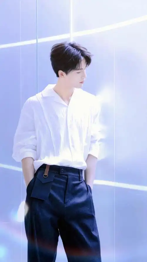 谁能拒绝白衬衫干净清爽的大帅哥啊?这不就是我身边的高冷学长嘛?