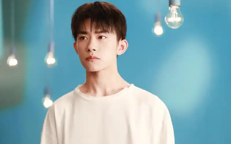 易烊千玺帅气图片桌面壁纸