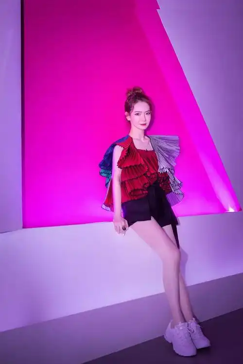 戚薇越来越大胆穿西装裙短到大腿根这漫画腿真实存在吗