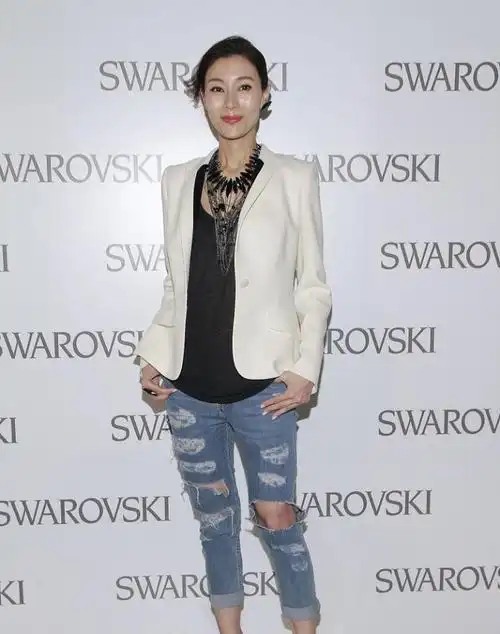 李嘉欣嫁到豪门更会打扮了穿连体裤走红毯年纪不小气质也少女