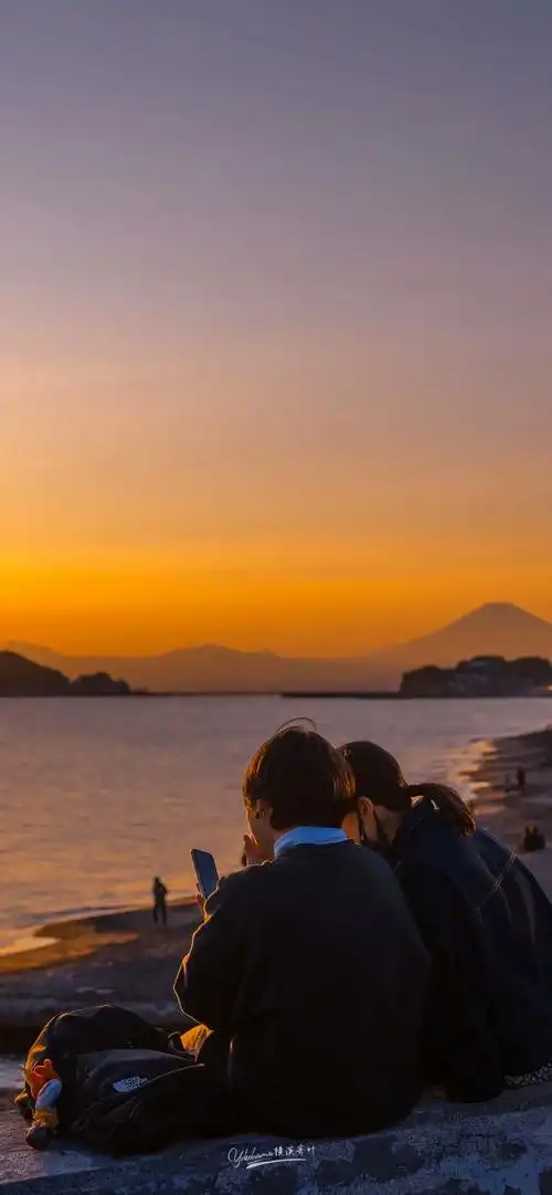 情侣聊天壁纸背影图片夕阳归于山海你我素来平静