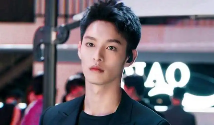 曹佑宁主演小甜剧《他在逆光中告白》,"他是谁"和"谁演他"