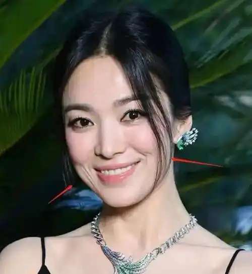 宋慧乔的牙也有点地包天,这应该才是乔妹最真实的状态,很真实也很接地