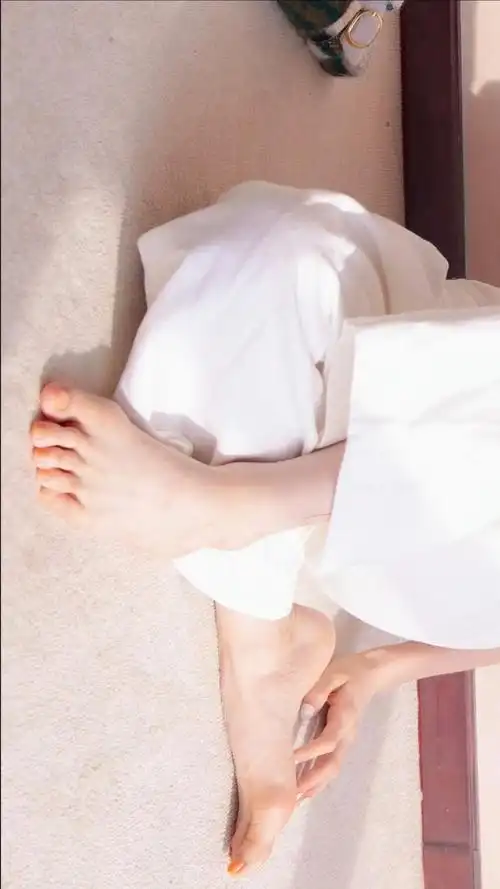 巍峨高山在她的明艳面前,都谦卑地低下吴谨言玉足吴谨言光脚 脚趾苏瑾