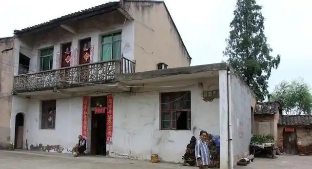 农民花几十万建房屋却不住10年后农村房子将一文不值真的吗