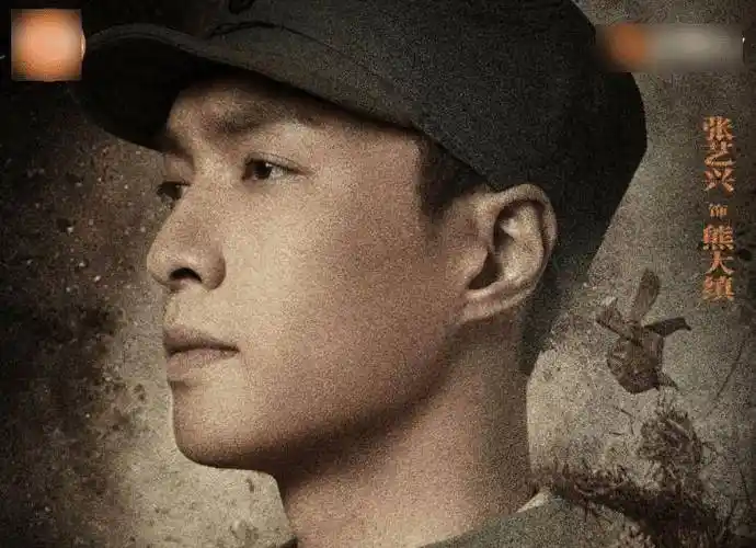 张艺兴新剧路透照曝光,身穿军装颜值逆天,但这眼神是认真的吗?