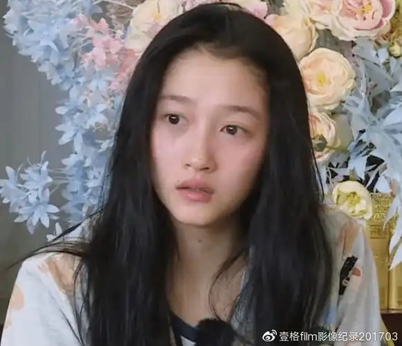 关晓彤素颜起床照火了细看她的脸部状态难怪鹿晗对她用情至深