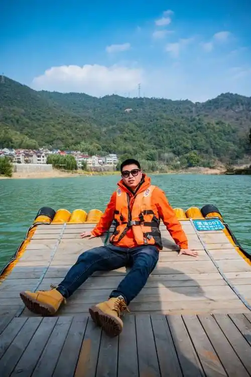 友情提示下, 乘坐竹筏时不能下水游泳,天目溪的水深可以达到6米.