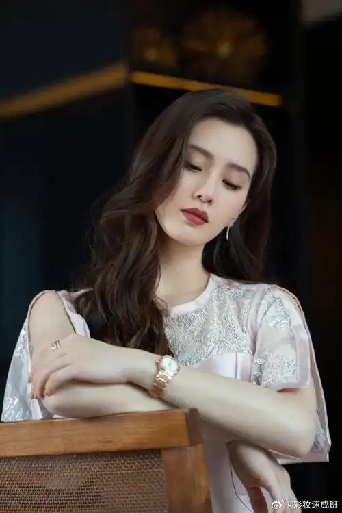 刘诗诗懒散的卷发造型,非常漂亮__财经头条