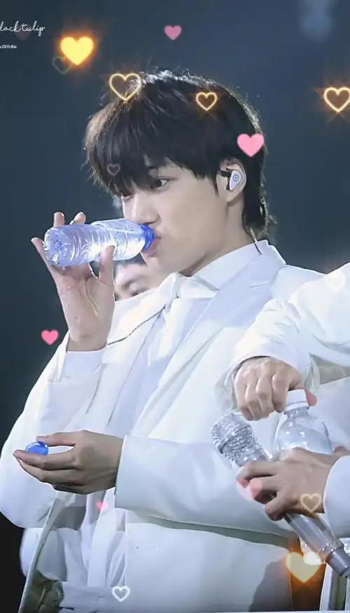 嘟嘟嘴的金钟仁太可爱啦!