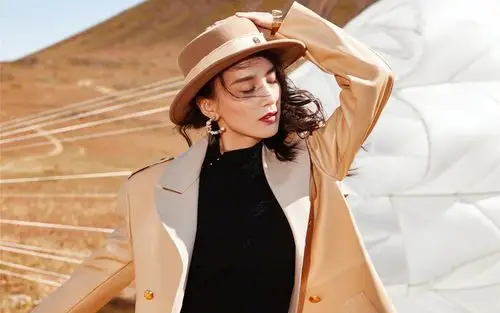 黄圣依秋冬公路大片高清桌面壁纸