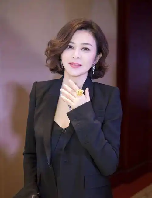 而两个人在经过一段时间的交往后便决定步入到婚姻当中,某些女艺人也