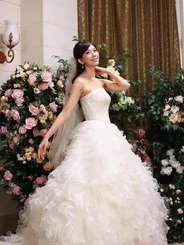 林志玲和老公隐藏照曝光,拍公益写真也豪放,低领米色裙很抢眼