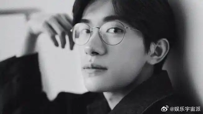 易烊千玺眼镜杀,电影演员的镜头表现力拿捏,每个动作每个眼神都好有