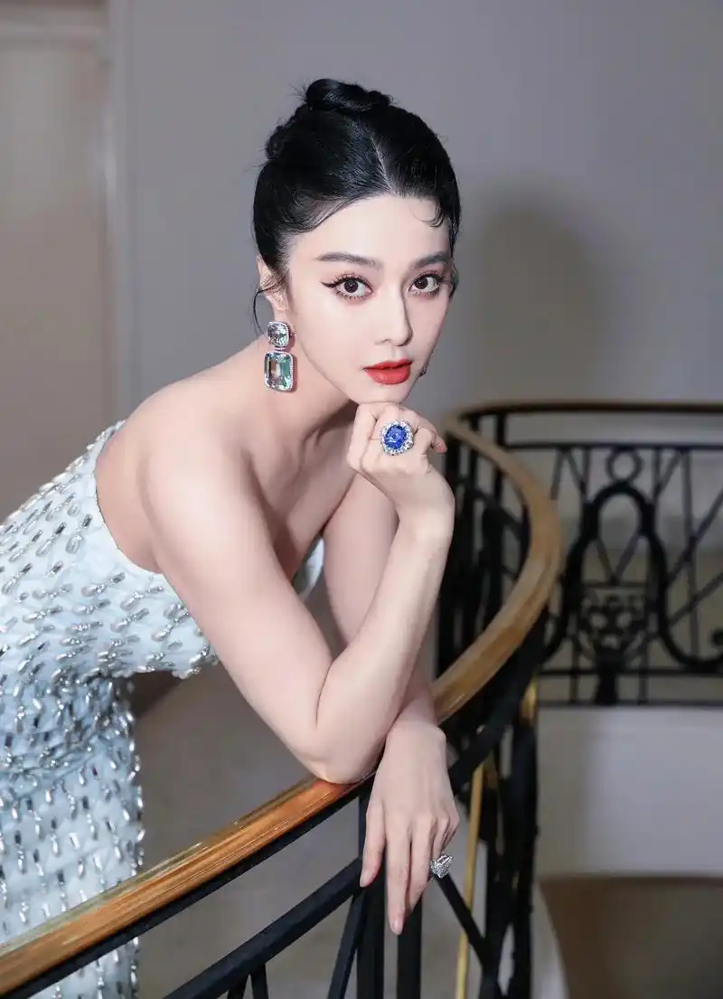 最后一套礼服优雅收官!范冰冰参加戛纳 - 抖音